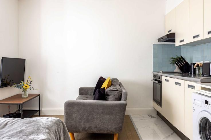 Elegant gestaltetes Wohnzimmer mit moderner Einrichtung in einer Wohnung im Building Kensington High Street - remotlys - 1318707 in City of Westminster, London