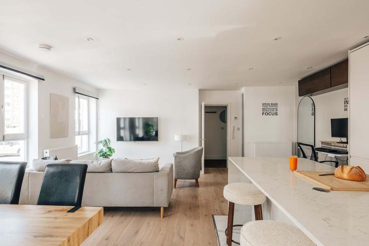 London City of WestminsterのBuilding Queensway - remotlys - 1039222 - LONのアパートメントにある、モダンな家具を備えたエレガントなデザインのリビングルーム London City of WestminsterのBuilding Queensway - remotlys - 1039222 - LONのアパートメントにある、モダンな家具を備えたエレガントなデザインのリビングルーム