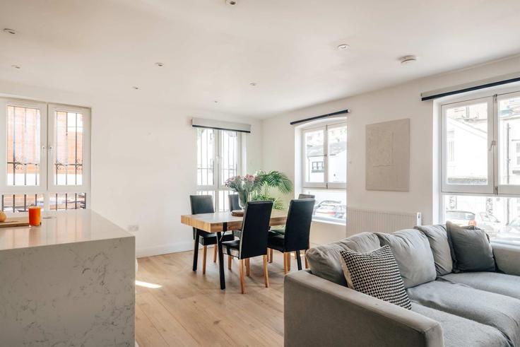 Salle de séjour élégante avec mobilier moderne dans un appartement à Building Kensington High Street - remotlys - 1317448 à Royal Borough of Kensington and Chelsea, London