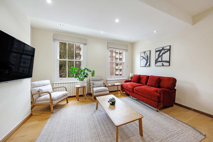 Elegant gestaltetes Wohnzimmer mit moderner Einrichtung in einer Wohnung im Building Charlbert Street - remotlys - 1625744 in City of Westminster, London