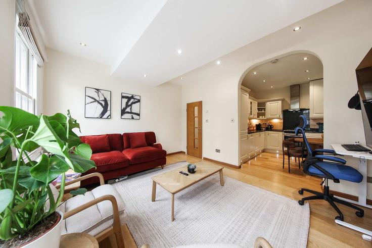 Elegant gestaltetes Wohnzimmer mit moderner Einrichtung in einer Wohnung im Building Charlbert Street - remotlys - 1625744 in City of Westminster, London Elegant gestaltetes Wohnzimmer mit moderner Einrichtung in einer Wohnung im Building Charlbert Street - remotlys - 1625744 in City of Westminster, London