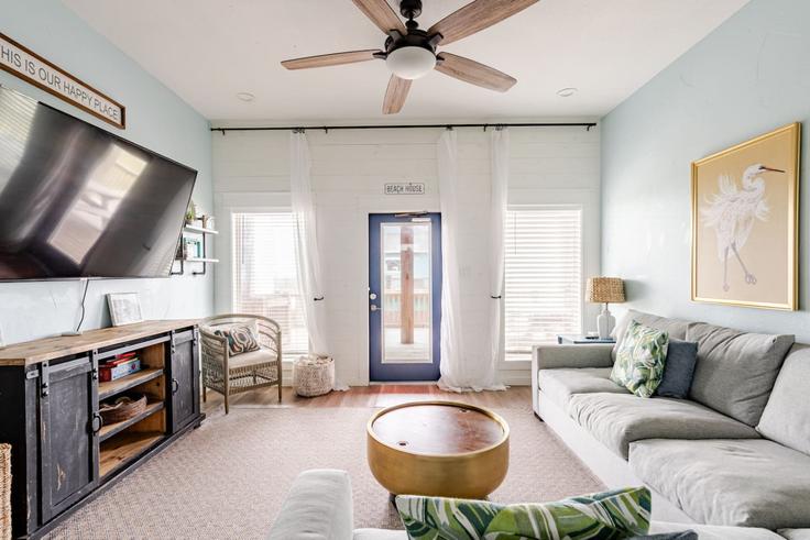 Bolivar Peninsula Bolivar PeninsulaのBuilding Dolly Street - rendon-property-investments-llc - 1223247 - USAのアパートメントにある、モダンな家具を備えたエレガントなデザインのリビングルーム Bolivar Peninsula Bolivar PeninsulaのBuilding Dolly Street - rendon-property-investments-llc - 1223247 - USAのアパートメントにある、モダンな家具を備えたエレガントなデザインのリビングルーム