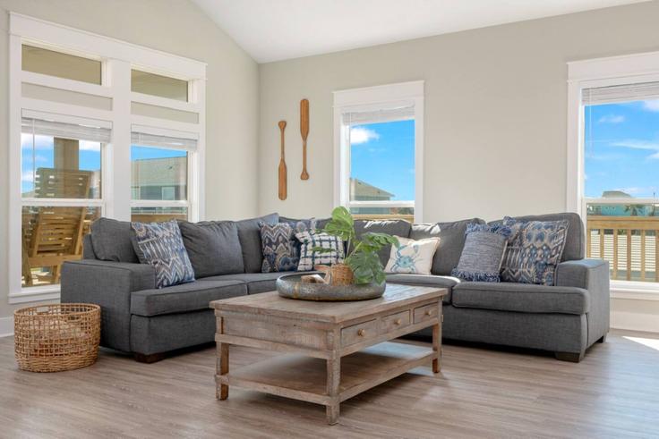 Salle de séjour élégante avec mobilier moderne dans un appartement à Building Avenue East - rendon-property-investments-llc - 1223251 - USA à Bolivar Peninsula, Bolivar Peninsula Salle de séjour élégante avec mobilier moderne dans un appartement à Building Avenue East - rendon-property-investments-llc - 1223251 - USA à Bolivar Peninsula, Bolivar Peninsula