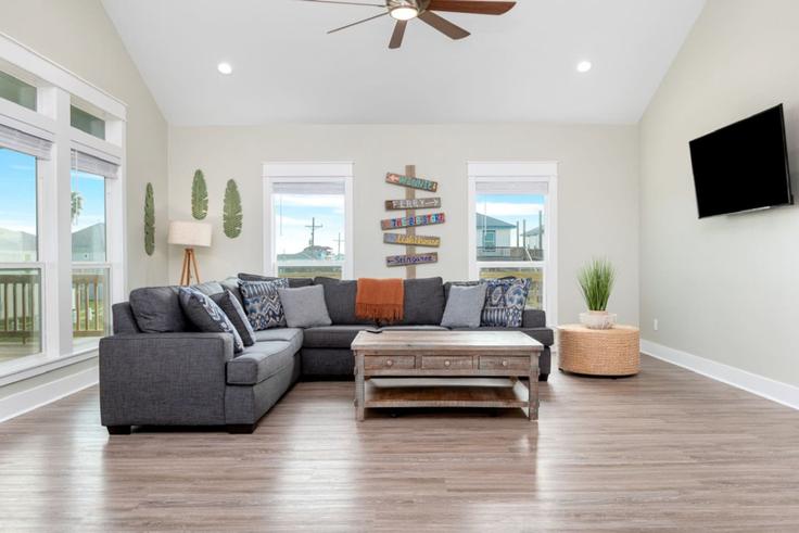 Bolivar Peninsula Bolivar PeninsulaのBuilding Gulf Shores Drive - rendon-property-investments-llc - 1223252 - USAのアパートメントにある、モダンな家具を備えたエレガントなデザインのリビングルーム Bolivar Peninsula Bolivar PeninsulaのBuilding Gulf Shores Drive - rendon-property-investments-llc - 1223252 - USAのアパートメントにある、モダンな家具を備えたエレガントなデザインのリビングルーム