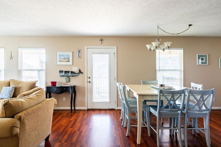 Salle de séjour élégante avec mobilier moderne dans un appartement à Building Sandollar - rendon-property-investments-llc - 1351282 à Bolivar Peninsula, Bolivar Peninsula