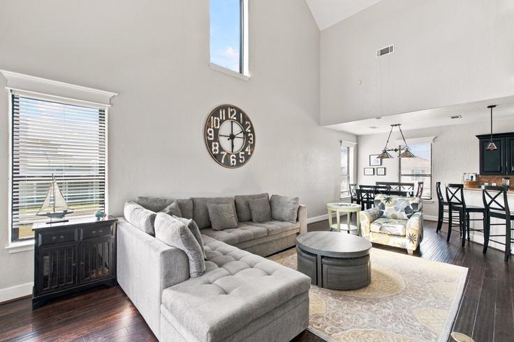 Sala de estar elegantemente projetada com móveis modernos em um apartamento no Building Laguna Harbor Cove Boulevard - rendon-property-investments-llc - 1598139 em Bolivar Peninsula, Bolivar Peninsula Sala de estar elegantemente projetada com móveis modernos em um apartamento no Building Laguna Harbor Cove Boulevard - rendon-property-investments-llc - 1598139 em Bolivar Peninsula, Bolivar Peninsula