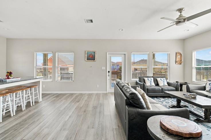 Sala de estar elegantemente projetada com móveis modernos em um apartamento no Building East Lobster Street - rendon-property-investments-llc - 1629882 em Bolivar Peninsula, Bolivar Peninsula Sala de estar elegantemente projetada com móveis modernos em um apartamento no Building East Lobster Street - rendon-property-investments-llc - 1629882 em Bolivar Peninsula, Bolivar Peninsula