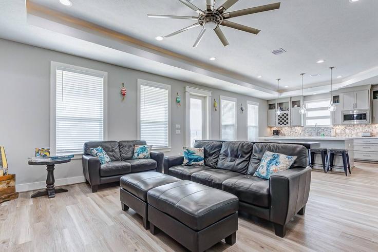 Elegant gestaltetes Wohnzimmer mit moderner Einrichtung in einer Wohnung im Building Royalville Court - rendon-property-investments-llc - 1630372 in Bolivar Peninsula, Bolivar Peninsula Elegant gestaltetes Wohnzimmer mit moderner Einrichtung in einer Wohnung im Building Royalville Court - rendon-property-investments-llc - 1630372 in Bolivar Peninsula, Bolivar Peninsula