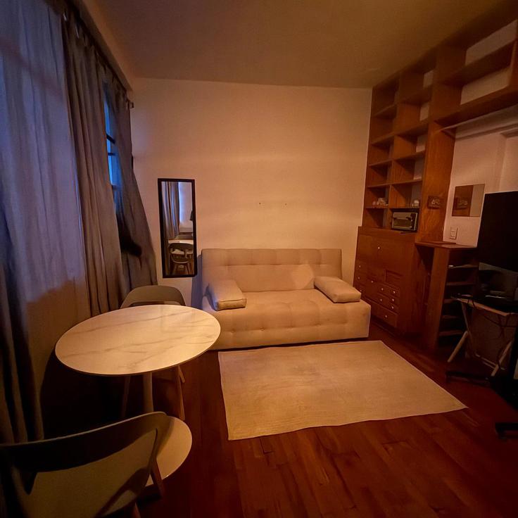 Sala de estar elegantemente projetada com móveis modernos em um apartamento no Building Avenida Nuevo León - rent-a-kent - 1460013 em Mexico City, Mexico City