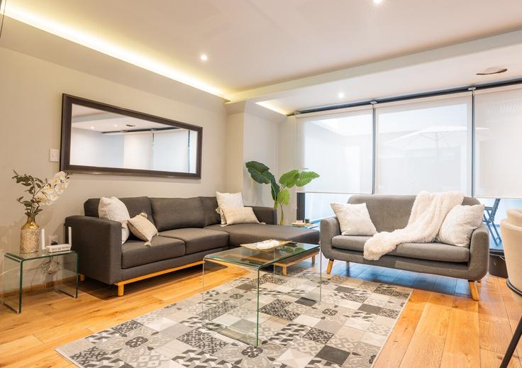 Elegant gestaltetes Wohnzimmer mit moderner Einrichtung in einer Wohnung im Building Avenida Baja California - rent-a-kent - 1282664 - MEX in Mexico City, Mexico City Elegant gestaltetes Wohnzimmer mit moderner Einrichtung in einer Wohnung im Building Avenida Baja California - rent-a-kent - 1282664 - MEX in Mexico City, Mexico City