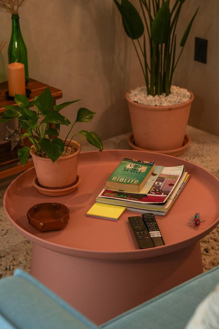 Sala de estar elegantemente projetada com móveis modernos em um apartamento no Building Calle Xicoténcatl - rent-a-kent - 1225143 - MEX em Mexico City, Mexico City