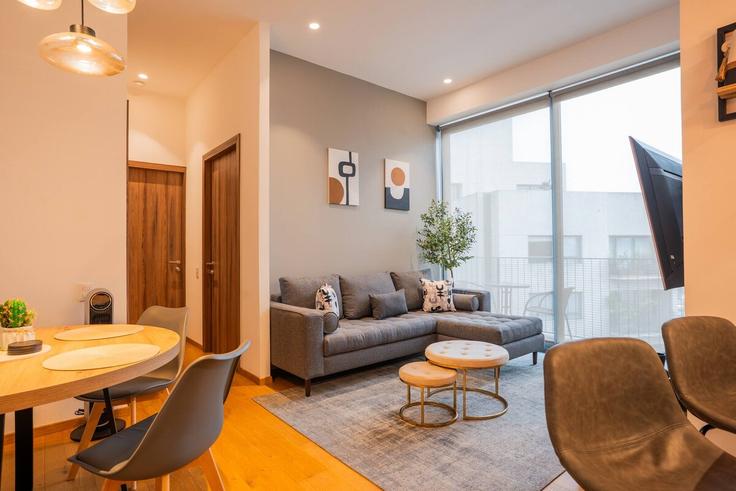 Elegante sala de estar con mobiliario moderno en un apartamento en Building Alfonso Reyes - rent-a-kent - 1327235 en Mexico City, Mexico City