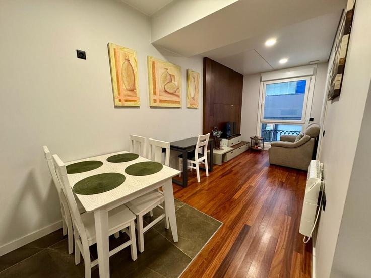 Building Rúa Rogelio Abalde - rent-it-properties - 1352597 adresindeki bir dairede modern mobilyalarla zarif bir şekilde tasarlanmış oturma odası Santiago de Vigo, Vigo