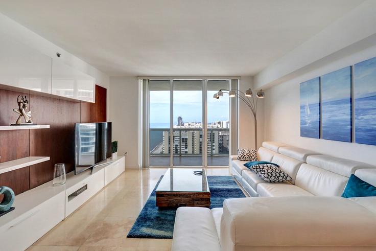 Hallandale Beach, Hallandale Beach에 위치한 Building United States - rent-relax - 1056258 - MIA 유닛의 세련된 인테리어가 돋보이는 거실