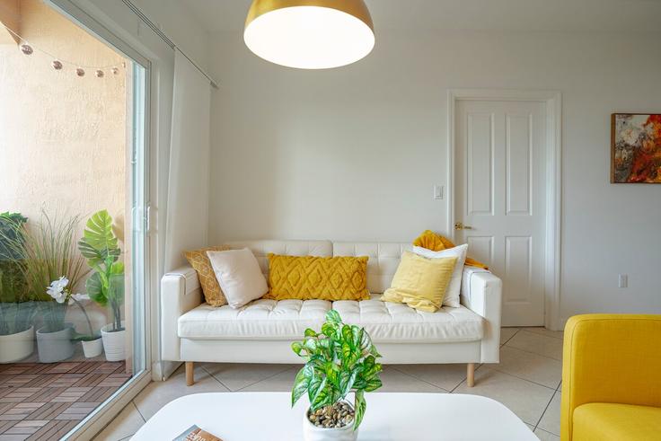 Elegant gestaltetes Wohnzimmer mit moderner Einrichtung in einer Wohnung im Building Southwest 32nd Avenue - rent-relax - 1056251 - MIA in Miami, Miami Elegant gestaltetes Wohnzimmer mit moderner Einrichtung in einer Wohnung im Building Southwest 32nd Avenue - rent-relax - 1056251 - MIA in Miami, Miami