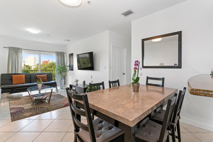 Elegant gestaltetes Wohnzimmer mit moderner Einrichtung in einer Wohnung im Building Southwest 23rd Terrace - rent-relax - 1056259 - MIA in Miami, Miami Elegant gestaltetes Wohnzimmer mit moderner Einrichtung in einer Wohnung im Building Southwest 23rd Terrace - rent-relax - 1056259 - MIA in Miami, Miami