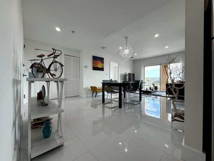 Building Southwest 32nd Avenue - rent-relax - 1056261 - MIA adresindeki bir dairede modern mobilyalarla zarif bir şekilde tasarlanmış oturma odası Miami, Miami