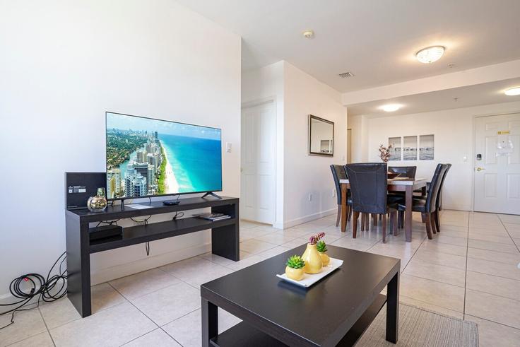 Elegant gestaltetes Wohnzimmer mit moderner Einrichtung in einer Wohnung im Building Southwest 32nd Avenue - rent-relax - 1056257 - MIA in Miami, Miami Elegant gestaltetes Wohnzimmer mit moderner Einrichtung in einer Wohnung im Building Southwest 32nd Avenue - rent-relax - 1056257 - MIA in Miami, Miami