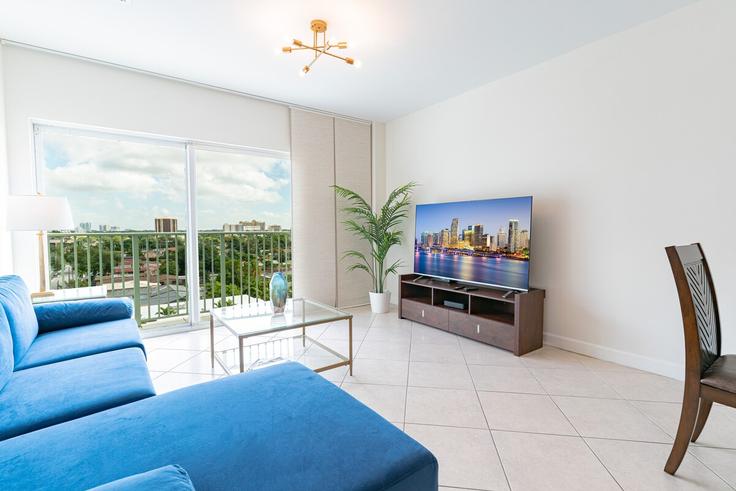 Building Southwest 32nd Avenue - rent-relax - 1056253 - MIA adresindeki bir dairede modern mobilyalarla zarif bir şekilde tasarlanmış oturma odası Miami, Miami