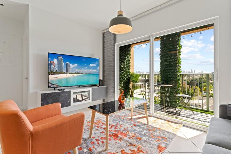 Elegant gestaltetes Wohnzimmer mit moderner Einrichtung in einer Wohnung im Building Southwest 32nd Avenue - rent-relax - 1056260 - MIA in Miami, Miami Elegant gestaltetes Wohnzimmer mit moderner Einrichtung in einer Wohnung im Building Southwest 32nd Avenue - rent-relax - 1056260 - MIA in Miami, Miami