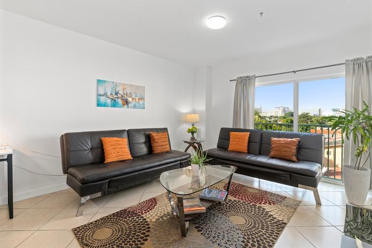 Elegante sala de estar con mobiliario moderno en un apartamento en Building Southwest 32nd Avenue - rent-relax - 1056255 - MIA en Miami, Miami