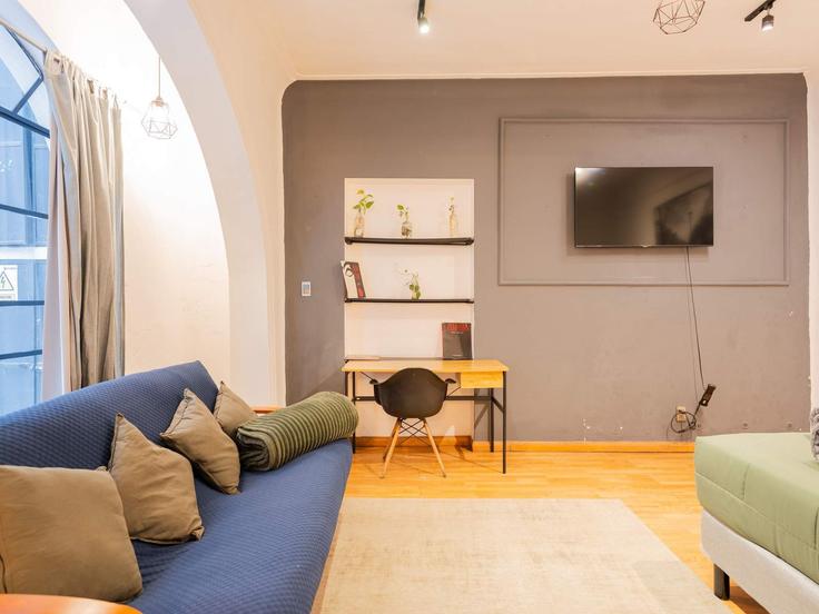 Sala de estar elegantemente projetada com móveis modernos em um apartamento no Building Avenida Nuevo León - rentakent - 1532718 em Mexico City, Mexico City Sala de estar elegantemente projetada com móveis modernos em um apartamento no Building Avenida Nuevo León - rentakent - 1532718 em Mexico City, Mexico City