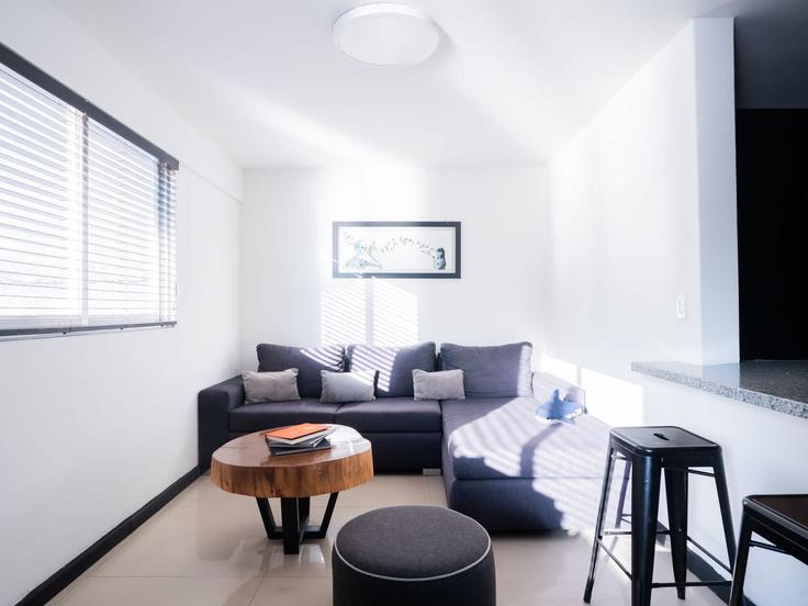 Salle de séjour élégante avec mobilier moderne dans un appartement à Building Avenida Álvaro Obregón - rentakent - 1542670 à Mexico City, Mexico City