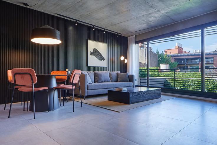 Sala de estar elegantemente projetada com móveis modernos em um apartamento no Building Coronel Cabrer - rentinba - 1570148 em Buenos Aires, Buenos Aires Sala de estar elegantemente projetada com móveis modernos em um apartamento no Building Coronel Cabrer - rentinba - 1570148 em Buenos Aires, Buenos Aires