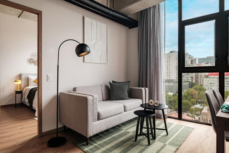 Building Lago Andromaco - rentinba - 1570162 adresindeki bir dairede modern mobilyalarla zarif bir şekilde tasarlanmış oturma odası Mexico City, Mexico City Building Lago Andromaco - rentinba - 1570162 adresindeki bir dairede modern mobilyalarla zarif bir şekilde tasarlanmış oturma odası Mexico City, Mexico City