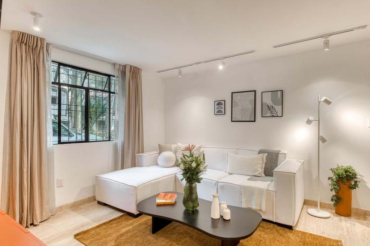 Sala de estar elegantemente projetada com móveis modernos em um apartamento no Building Campeche - rentinba - 1570156 em Mexico City, Mexico City Sala de estar elegantemente projetada com móveis modernos em um apartamento no Building Campeche - rentinba - 1570156 em Mexico City, Mexico City