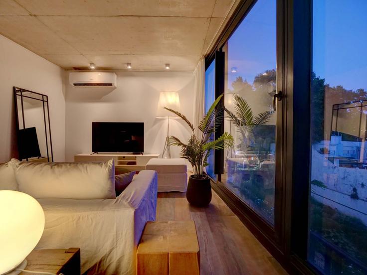 Sala de estar elegantemente projetada com móveis modernos em um apartamento no Building Russel - rentinba - 1570143 em Buenos Aires, Buenos Aires Sala de estar elegantemente projetada com móveis modernos em um apartamento no Building Russel - rentinba - 1570143 em Buenos Aires, Buenos Aires