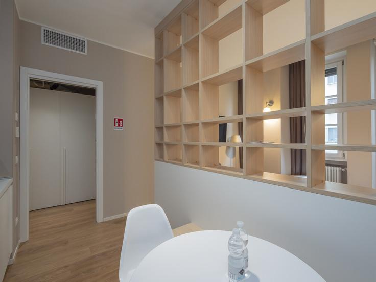 Milan MilanのBuilding Via Carlo Freguglia - rentopolis - 1290626のアパートメントにある、モダンな家具を備えたエレガントなデザインのリビングルーム Milan MilanのBuilding Via Carlo Freguglia - rentopolis - 1290626のアパートメントにある、モダンな家具を備えたエレガントなデザインのリビングルーム