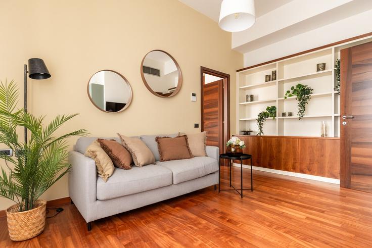 Building Via Solera Mantegazza Laura - rentopolis - 1363958 adresindeki bir dairede modern mobilyalarla zarif bir şekilde tasarlanmış oturma odası Milan, Milan