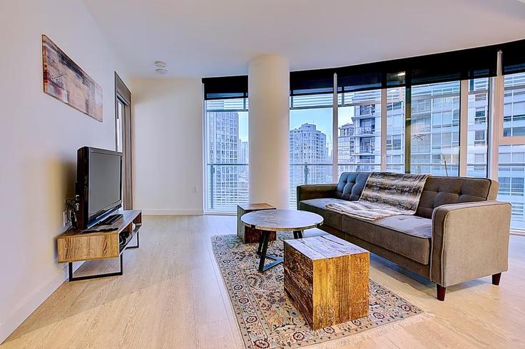 Salle de séjour élégante avec mobilier moderne dans un appartement à Building Expo Boulevard - rentsmartvancity - 1358984 à Vancouver, Vancouver Salle de séjour élégante avec mobilier moderne dans un appartement à Building Expo Boulevard - rentsmartvancity - 1358984 à Vancouver, Vancouver