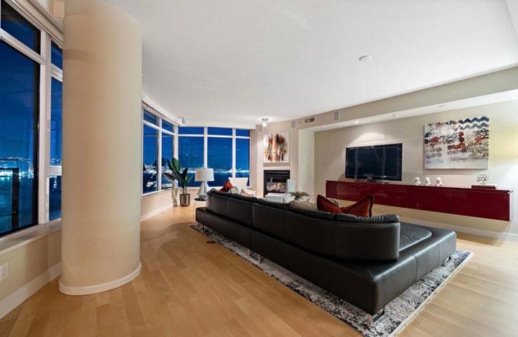 Elegante sala de estar con mobiliario moderno en un apartamento en Building West Cordova Street - rentsmartvancity - 1490044 en Norgate, Vancouver