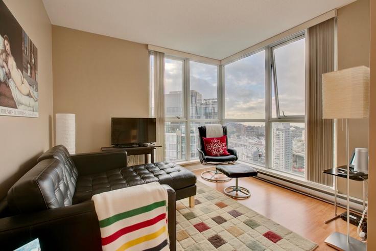 Vancouver VancouverのBuilding Pacific Boulevard - rentsmartvancity - 1345528のアパートメントにある、モダンな家具を備えたエレガントなデザインのリビングルーム