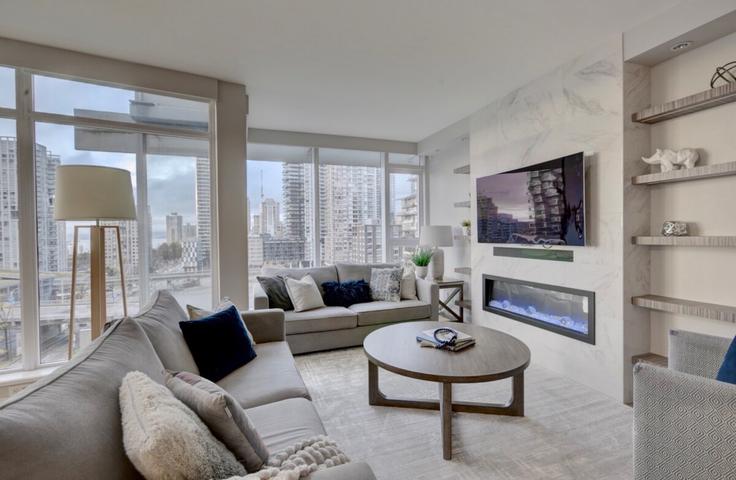 Sala de estar elegantemente projetada com móveis modernos em um apartamento no Building Granville Street - rentsmartvancity - 1473077 em Vancouver, Vancouver