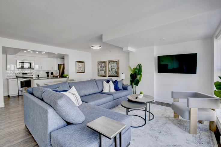 Elegante sala de estar con mobiliario moderno en un apartamento en Building Beach Avenue - rentsmartvancity - 1473076 en Vancouver, Vancouver Elegante sala de estar con mobiliario moderno en un apartamento en Building Beach Avenue - rentsmartvancity - 1473076 en Vancouver, Vancouver