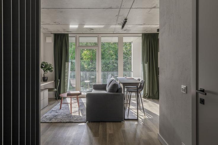 Vilnius VilniusのBuilding Jeronimo Ralio gatve - reside-baltic - 1329290のアパートメントにある、モダンな家具を備えたエレガントなデザインのリビングルーム