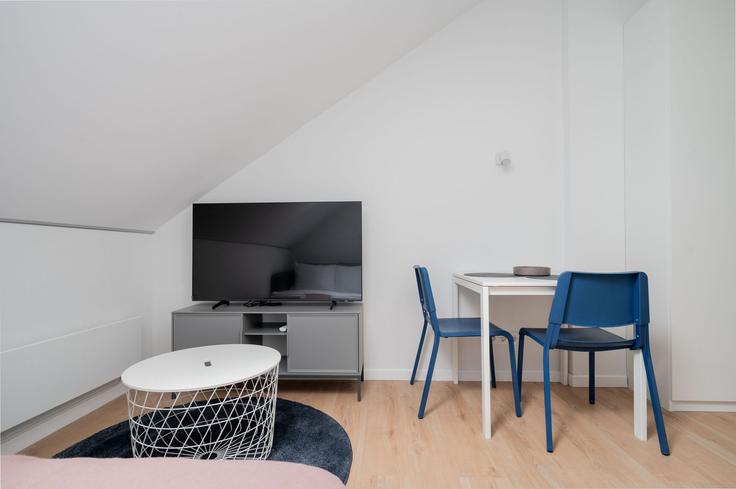 Vilnius VilniusのBuilding Sodų gatvė - reside-baltic - 1329376のアパートメントにある、モダンな家具を備えたエレガントなデザインのリビングルーム Vilnius VilniusのBuilding Sodų gatvė - reside-baltic - 1329376のアパートメントにある、モダンな家具を備えたエレガントなデザインのリビングルーム