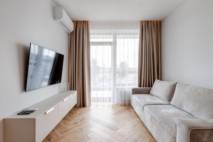 Building Kareivių gatvė - reside-baltic - 1329336 adresindeki bir dairede modern mobilyalarla zarif bir şekilde tasarlanmış oturma odası Vilnius, Vilnius Building Kareivių gatvė - reside-baltic - 1329336 adresindeki bir dairede modern mobilyalarla zarif bir şekilde tasarlanmış oturma odası Vilnius, Vilnius