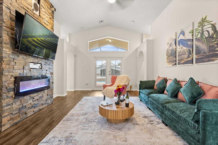 Salle de séjour élégante avec mobilier moderne dans un appartement à Building Oneida Loop - residentas-llc - 1290001 - MCO à Four Corners, Four Corners