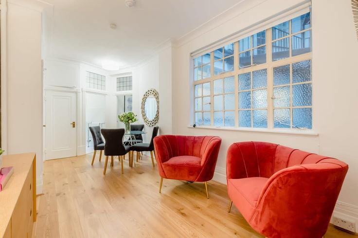 Elegante sala de estar con mobiliario moderno en un apartamento en Building Park Road - residentialland - 1295747 - LON en City of Westminster, London