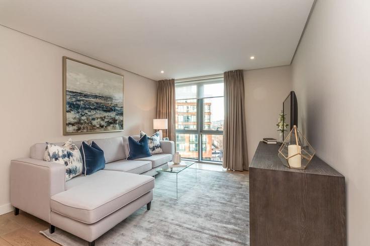 Salle de séjour élégante avec mobilier moderne dans un appartement à Building Merchant Square - residentialland - 1313989 - LON à City of Westminster, London