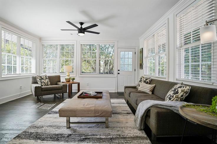 Salle de séjour élégante avec mobilier moderne dans un appartement à Building Shadowridge Drive Southeast - resolutions-team-llc - 1475255 à Atlanta, Atlanta