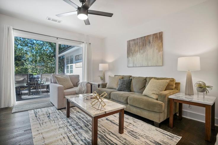 Salle de séjour élégante avec mobilier moderne dans un appartement à Building Shadowridge Drive Southeast - resolutions-team-llc - 1475253 à Atlanta, Atlanta