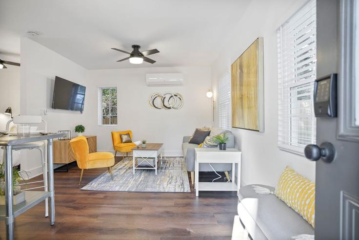 Salle de séjour élégante avec mobilier moderne dans un appartement à Building Shadowridge Drive Southeast - resolutions-team-llc - 1475257 à Atlanta, Atlanta