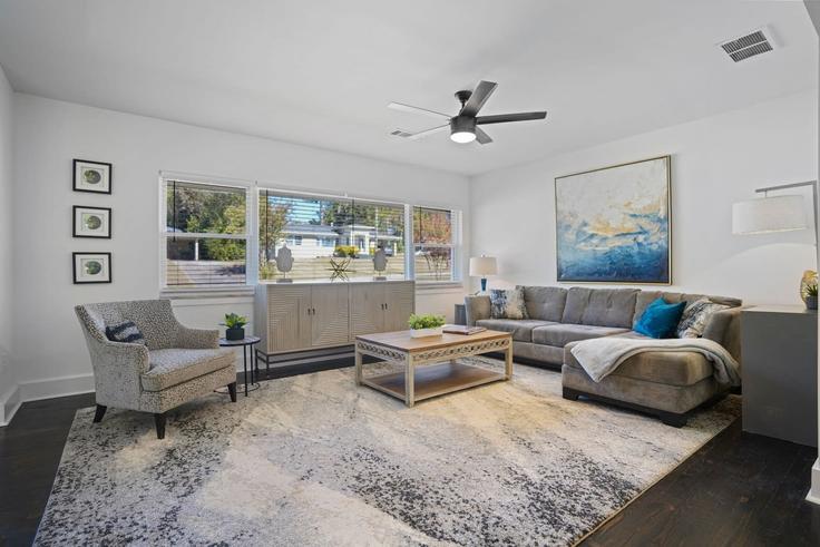 Salle de séjour élégante avec mobilier moderne dans un appartement à Building Edgemore Drive Southeast - resolutions-team-llc - 1475256 à Atlanta, Atlanta