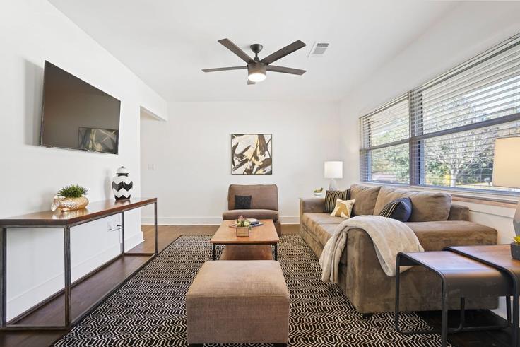 Elegant gestaltetes Wohnzimmer mit moderner Einrichtung in einer Wohnung im Building Edgemore Drive Southeast - resolutions-team-llc - 1475254 in Atlanta, Atlanta