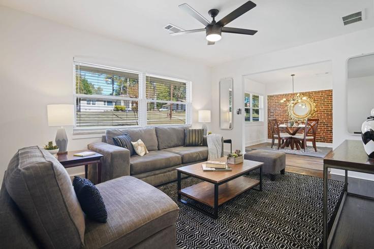 Salle de séjour élégante avec mobilier moderne dans un appartement à Building Edgemore Drive Southeast - resolutions-team-llc - 1475254 à Atlanta, Atlanta